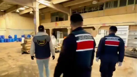 İzmir'de rekor operasyon: 1,6 ton uyuşturucu hammadde ele geçirildi!