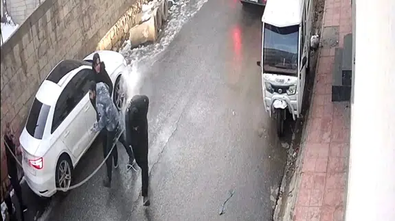 Mardin'de kopan bir elektrik teli, sokaktaki gençlerin üstüne düştü