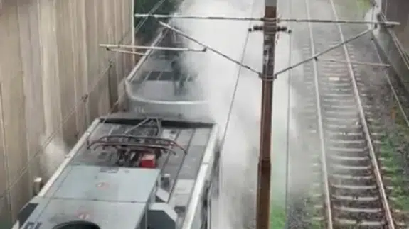 İstanbul Bayrampaşa'da duran metrodan dumanlar yükseldi