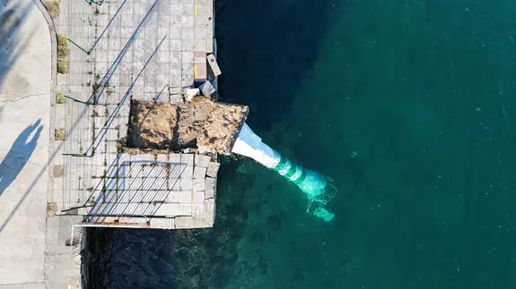 İstanbul'da saatte 80 km hızla esen fırtına deniz fenerini yıktı