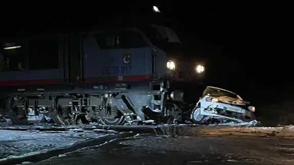 Sarıkamış’ta korkutan kaza! Kontrolsüz geçitte yük treni otomobile çarptı
