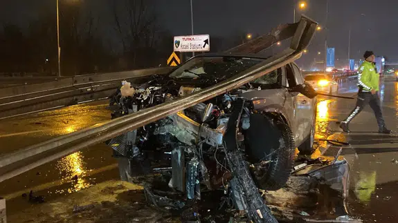 Kocaeli’de ters yön kazası: Bariyerleri biçen otomobil hurdaya döndü