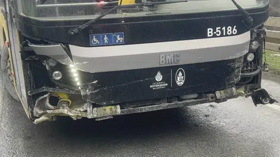 Arnavutköy’de feci kaza: İETT otobüsü bariyerlere çarptı!