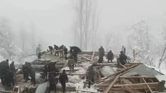 Pakistan'da kar yağışı faciası: 11 kişi hayatını kaybetti