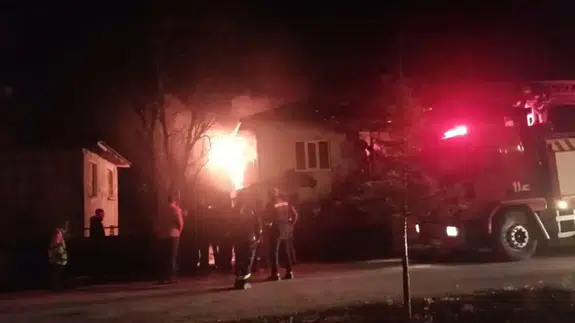 Isparta'da korkutan yangın: İki katlı müstakil ev alevlere teslim oldu