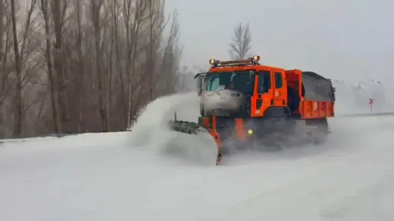 Erzurum'da kara yolları ekipleri yoğun kar yağışıyla mücadele ediyor!