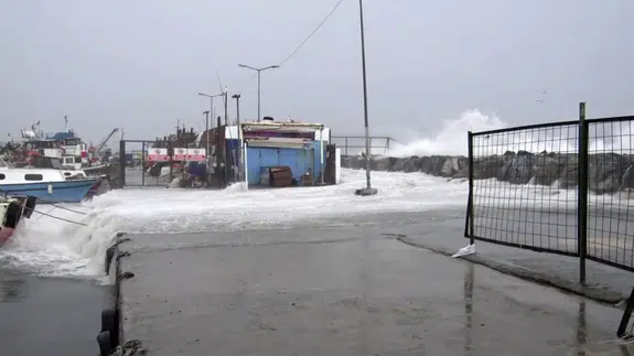 Lodos nedeniyle dalgalar yükseldi, tekneler kırıldı!