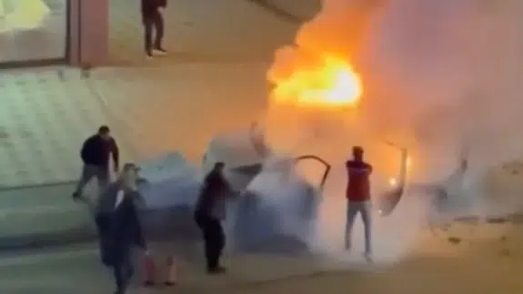 Bursa'da araç yangını: Esnaf yangın tüpleriyle alevlere koştu!