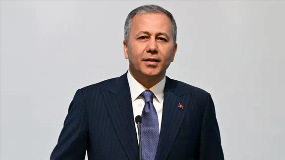 Bakan Yerlikaya duyurdu: Kafasıyla camı kırıp sürücüye saldıran şahıs yakalandı