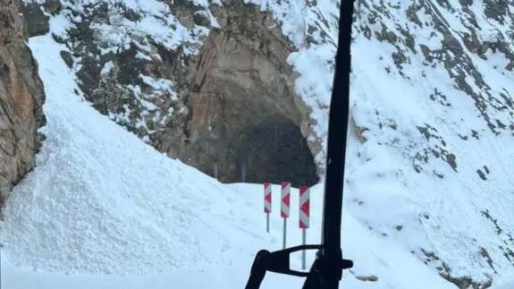 Erzincan Taşyolu'nda çığ meydana geldi: Yol trafiğe kapatıldı