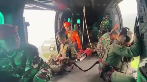 Endonezya'da 10 kişiyi taşıyan uçak kayboldu!