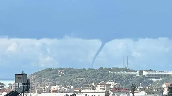 Antalya'da denizde hortum oluştu