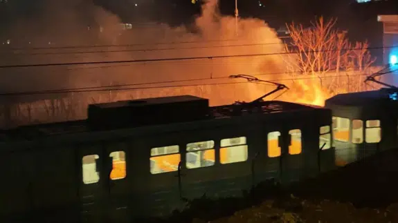 Bakırköy’de metro durağı yanında yangın: Elektrik kabloları alev alev yandı