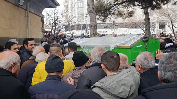 İzmir'de öldürülen Gözde Akbaba memleketi Kırşehir'de son yolculuğuna uğurlandı