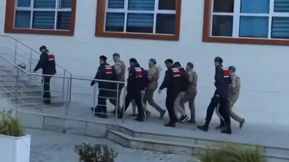 Siber dolandırıcılara dev operasyon: 90 gözaltı! Sahte bungalov ve ehliyet ilanları deşifre oldu