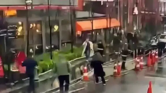 Beyoğlu İstiklal Mahallesi'nde tabela faciası: Şehir Plancısı kadın ağır yaralandı