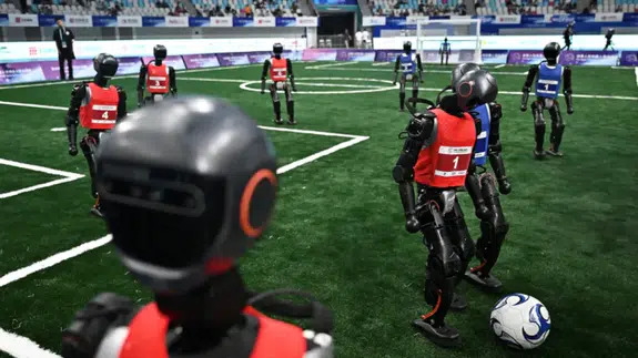 Çin'in robot sporları çılgınlığı: İnsansı robotlar yakında evlerimize girecek