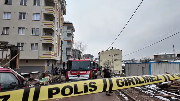 Sultanbeyli'de 5 katlı binada yangın paniği: 12 kişi mahsur kaldı!