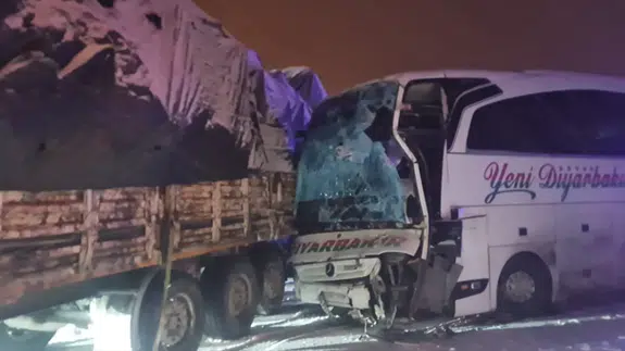 Bingöl'de yolcu otobüsü ile tır çarpıştı: Yaralılar var