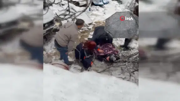 Üsküdar'da kaza: Önce kaldırımdaki yayaya çarptı, daha sonra bir evin bahçesine düştü