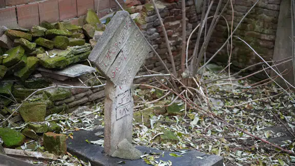 Görenler şaşkınlığını gizleyemiyor! Osmanlı dönemi kabri bina avlusunda kaldı