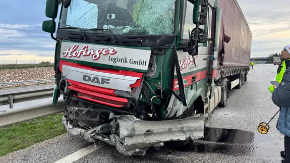 Edirne otoyolunda tır dehşeti: Bariyerleri kağıt gibi ezdi!
