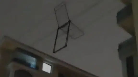 Konya’da fırtına kabusu: Havada uçan çamaşırlık elektrik tellerine takıldı!