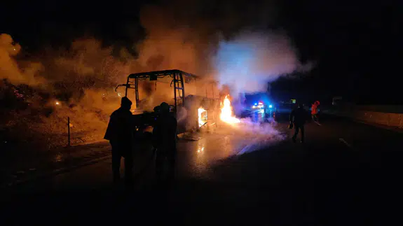 Adana'da yolcu otobüsü alev aldı: İçerisinde 39 yolcu vardı!