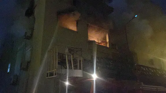 Alevlerin arasından komşuları çıkardı: Antalya'da korkutan yangın