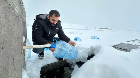 Erzurum'da su hatları dondu: Vatandaşlar bidonlarla su taşıdı