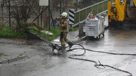 Kartal'da korku dolu anlar : Hafriyat kamyonu elektrik tellerine takıldı