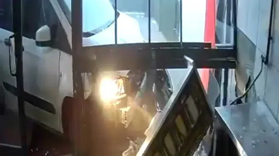 Konya'da lavaş getiren araç dönerci dükkanına daldı!