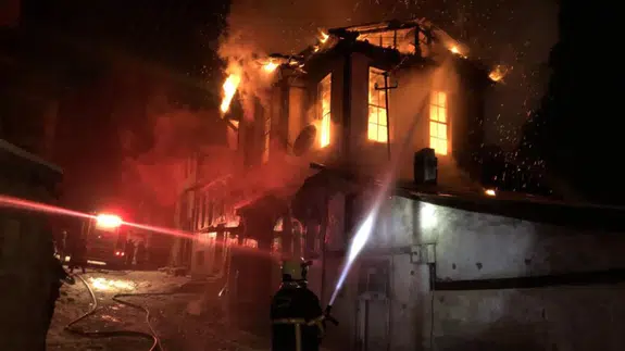 Kastamonu'da üç katlı tarihi konak alev alev yandı