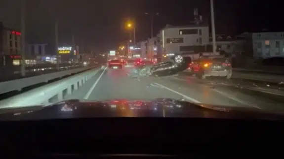 Avcılar'da otomobil 3 araca çarpıp ters döndü: Kaza anı araç kamerasına yansıdı