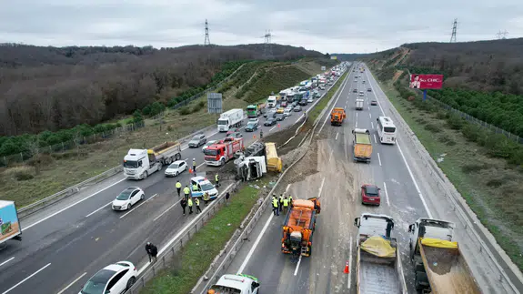 Kuzey Marmara Otoyolu'nda hafriyat kamyonu devrildi!