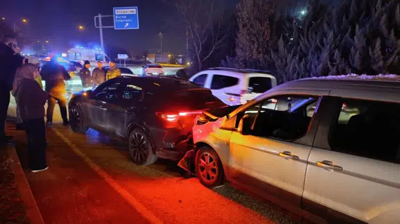 Bursa'da gizli buzlanma nedeniyle ticari araç cipe çarptı: Yaralılar var