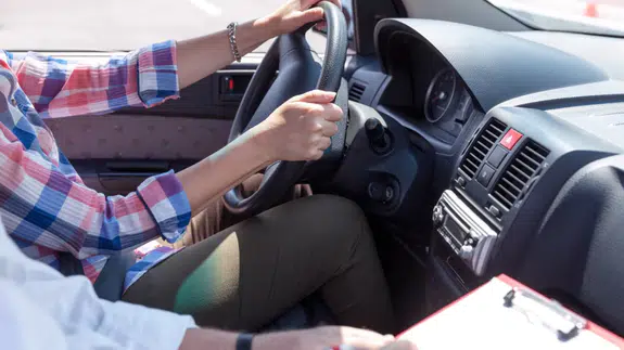 Ehliyet sınavından 7'nci kez kaldı, ortalığı birbirine kattı!