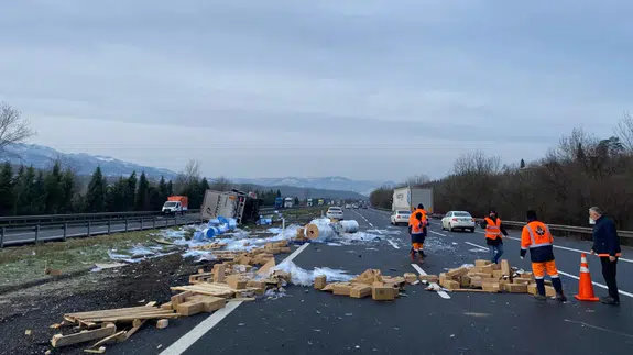 Anadolu Otoyolu Sakarya geçişinde tır refüje çarptı, yan yattı!