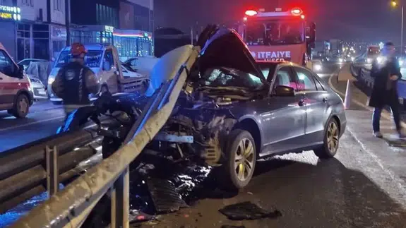 Kocaeli'de otomobil bariyerlere ok gibi saplandı: Sürücü ölümden döndü