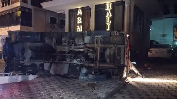 Maltepe’de kaza yapıp kaçan kamyonet ortalığı birbirine kattı
