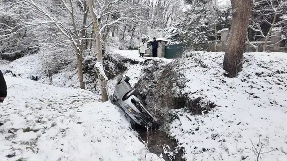 Beykoz'da yoğun kar yağışı kazaya neden oldu: Otomobil dereye uçtu, 3 kişi yaralandı