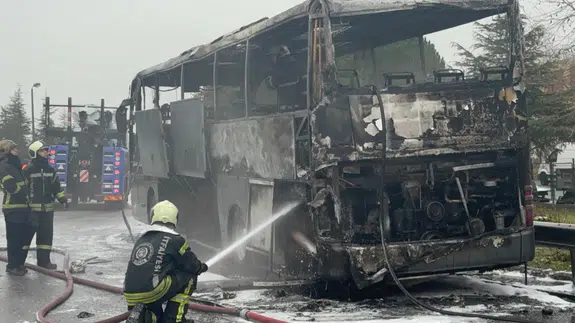 Kocaeli TEM Otoyolu'nda otobüs yangını: Yolcunun dikkati faciayı önledi