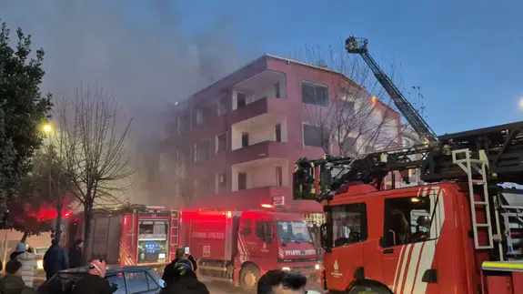 Küçükçekmece'de 3 katlı binada yangın çıktı