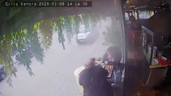 Adana'da klima borusu bomba gibi patladı: Müşteriler sokağa kaçtı