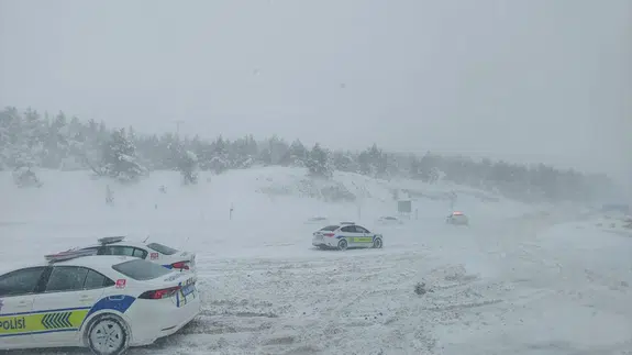 Tokat - Sivas karayolunda araçlar karda mahsur kaldı