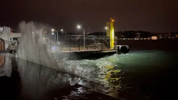 İstanbul'da kuvvetli rüzgar: Vatandaşlar zor anlar yaşadı!