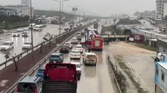 Hatay'da otobüsle çarpışan tır, barakaya daldı : Ekipler ve vatandaşlar dakikalarca olay yerinde yaralı aradı