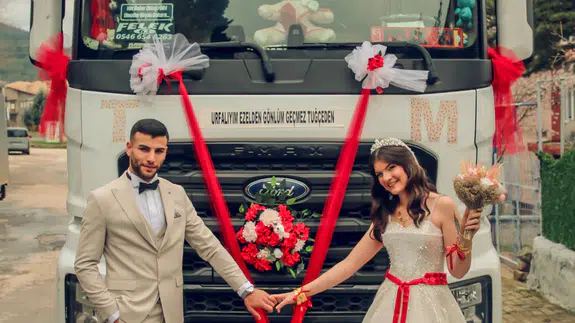 Edirne’de düğüne tır konvoyu : Gelini evinden tırıyla aldı