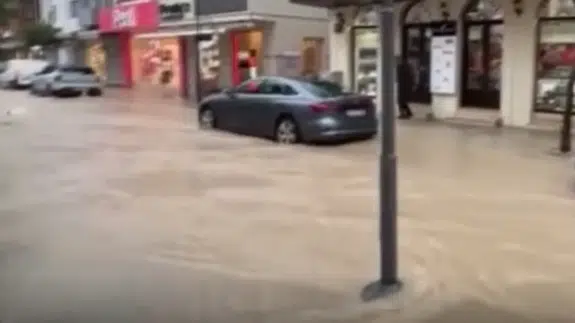 İzmir Çeşme'de sağanak yağış etkili oldu