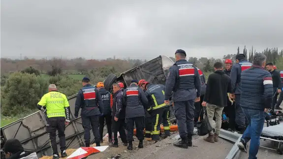 Antalya'da otobüs devrildi : Ölü ve yaralılar var!